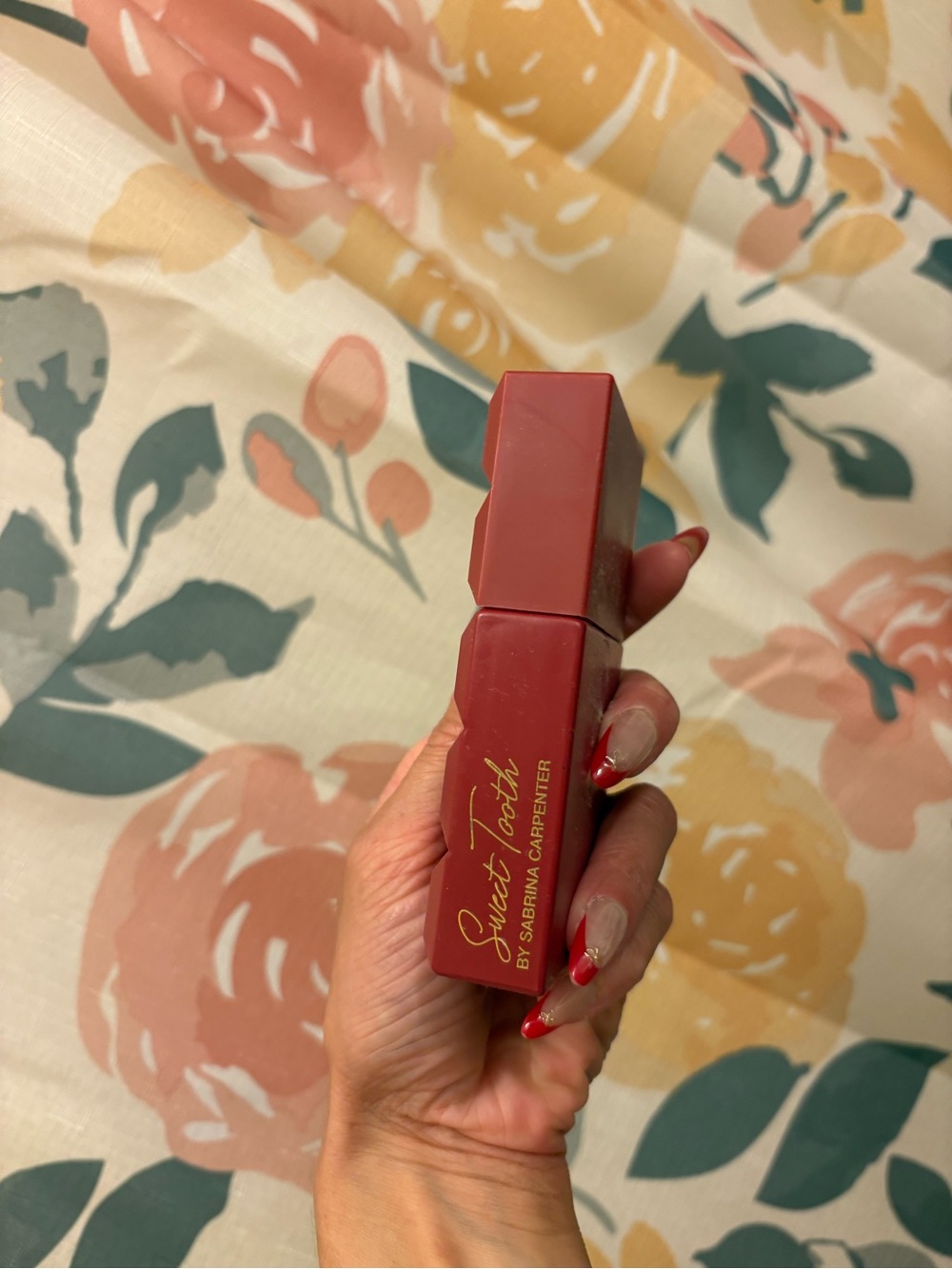 Sweet tooth perfume by Sabrina Carpenter. - Picture 3 of 3